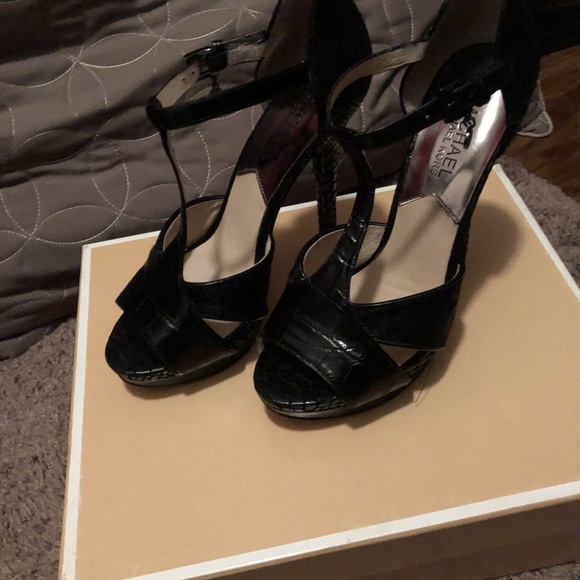 Michael Kors sandal size 6.5 - Picture 3 of 4